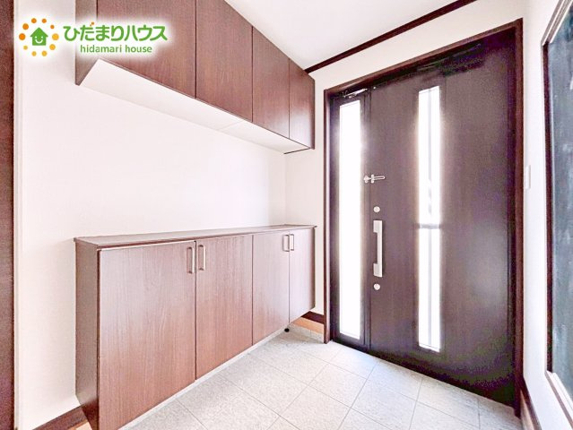 【玄関】 | ひたちなか市松戸町1丁目　中古戸建 | 陽当たりが良い玄関は、お出かけ前の気分も上がります。シューズボックスには、たくさんの靴が収納出来るのでいつでも玄関がスッキリです。