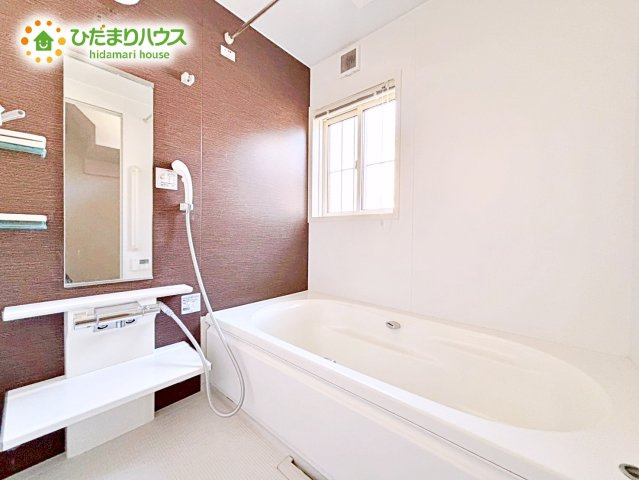 【浴室】 | ひたちなか市松戸町1丁目　中古戸建 | 浴室には窓があり、換気が良好です。リラックスできるバスタイムを楽しむことができ、心地よい空間を提供します。
