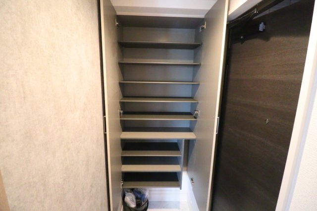 川崎市多摩区宿河原５丁目のアパートの玄関