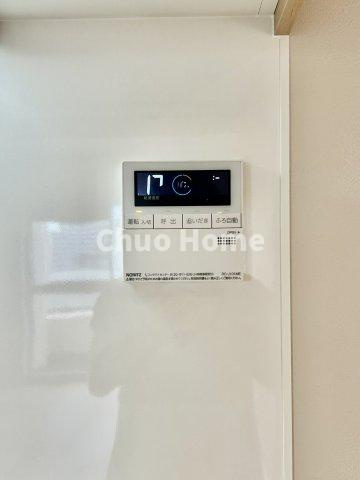 グリーンパーク第15綾瀬の発電・温水設備|【給湯リモコン】外での一日を忘れさせてくれるオートバス機能でお好みの湯量・温度に調整された浴槽。