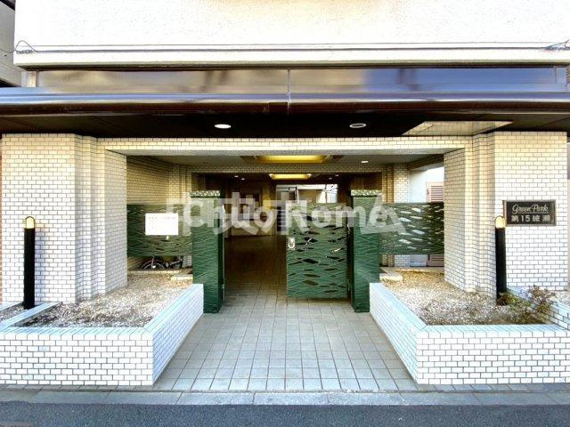 グリーンパーク第15綾瀬のエントランス|【エントランス】マンションのエントランスは、その物件の印象を決める、顔とも言える場所です。毎日通る場所ですからきれいなのが一番です。エントランス内はオートロックですので暮らしの安全も確保されています。