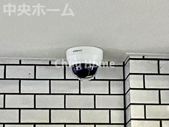 グリーンパーク第15綾瀬の防犯設備|【防犯カメラ】何かあった時の大事な証拠になることももちろんなりますが、防犯というくらいですので大事なのは防犯カメラがあることによって抑止力につながることですよね。