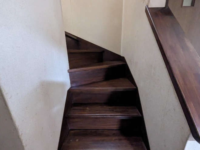 高知市神田　中古戸建てのその他|２階につながる階段。２階にもトイレがあるので、忙しい時間帯や来客時にも気兼ねなく使えて安心です！
