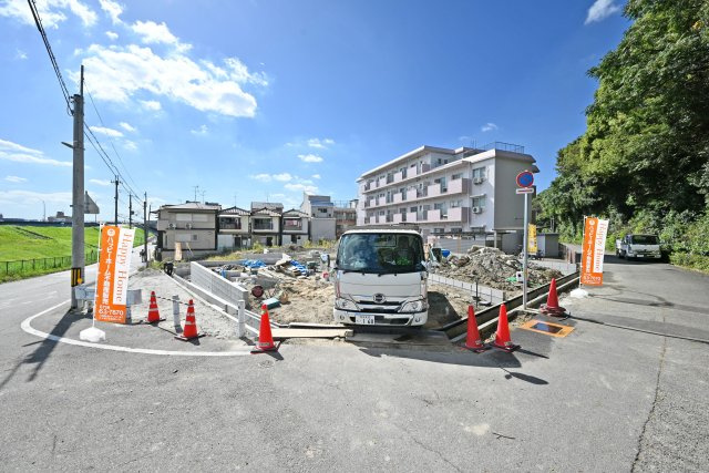 テラシエ尼崎市東園田町1丁目新築一戸建ての外観|全4区画の分譲地。猪名川がすぐそばを流れ、猪名川風致公園も目の前という、身近に自然を感じられる立地になっています。現地の見学をご希望の方はお気軽にお問い合わせ下さい。