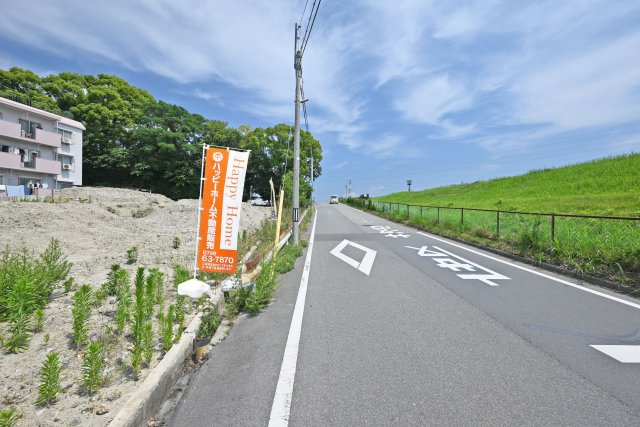 テラシエ尼崎市東園田町1丁目新築一戸建ての前面道路含む現地写真|東側公道：幅員約7.9ｍ～約10.7ｍ