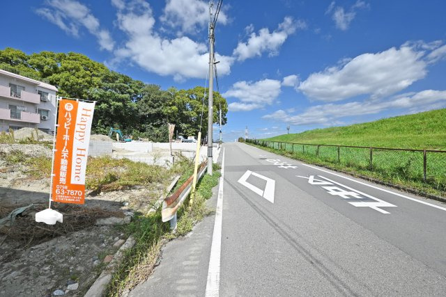 テラシエ尼崎市東園田町1丁目新築一戸建ての前面道路含む現地写真|東側公道：幅員約7.9ｍ～約10.7ｍ