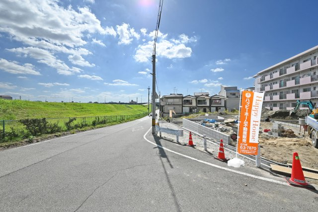 テラシエ尼崎市東園田町1丁目新築一戸建ての前面道路含む現地写真|現地角側から撮影した前面道路含む、現地外観写真です。