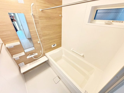 【浴室】 | 南野田　新築一戸建 | 【浴室乾燥機付きです】一坪以上の浴室でのびのび一日の疲れを癒して下さいね！浴室に窓が付いているので、換気ができて湿気やカビ防止になりますよ♪