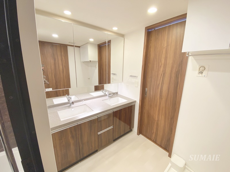 プレミスト浦和常盤SUITEの独立洗面台|流し台2つの大型洗面台です☆