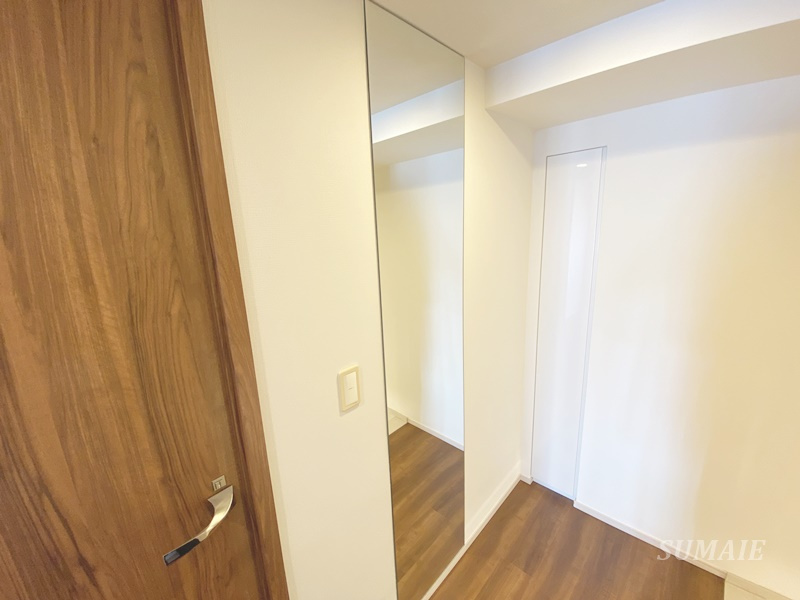 プレミスト浦和常盤SUITEの設備|玄関の姿見☆