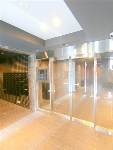 ラフィスタ下丸子のエントランス|防犯カメラTVモニター付オートロック宅配BOXメールBOX管理人室　エントランス