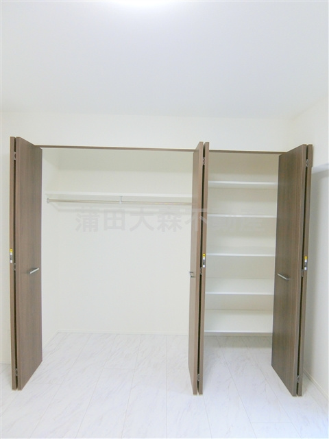 ラフィスタ下丸子の収納|壁一面の棚収納とクローゼット