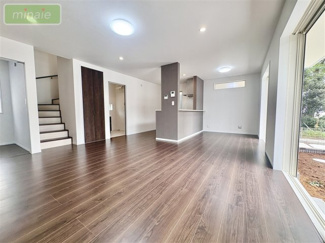 【居間・リビング】 | 小学校5分　中学校9分　食洗機付　習志野台1期　1号棟 | 広さ１９帖でリビングイン階段のリビングです。同タイプ