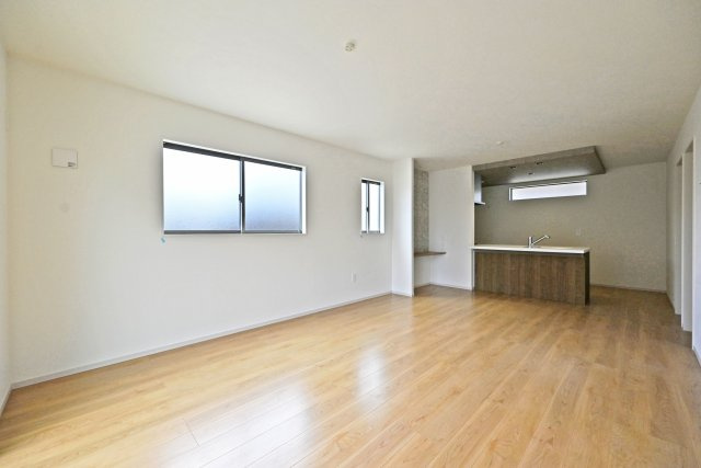 テラシエ荻野3丁目新築一戸建て│4LDK+駐車駐輪の居間・リビング|リビングダイニングが長方形に近い設計で、一体的に活用できるため、食事の時以外にもダイニングテーブルで寛ぎながらご家族やご友人方とのお時間を過ごすことが出来ます。