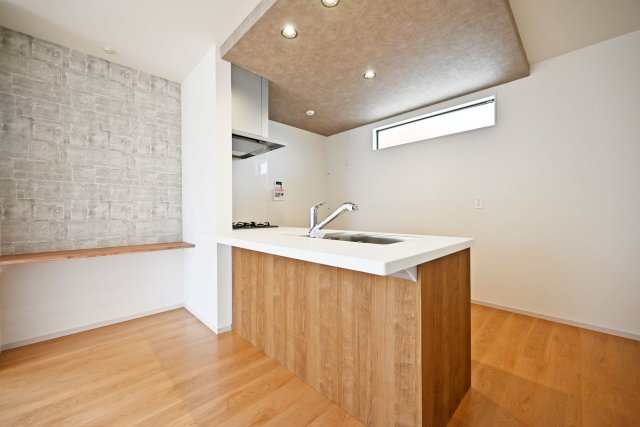 テラシエ荻野3丁目新築一戸建て│4LDK+駐車駐輪のキッチン|キッチン上部は折下天井を採用でデザイン性を向上させています。ダウンライトを4基採用し、作業性を確保。