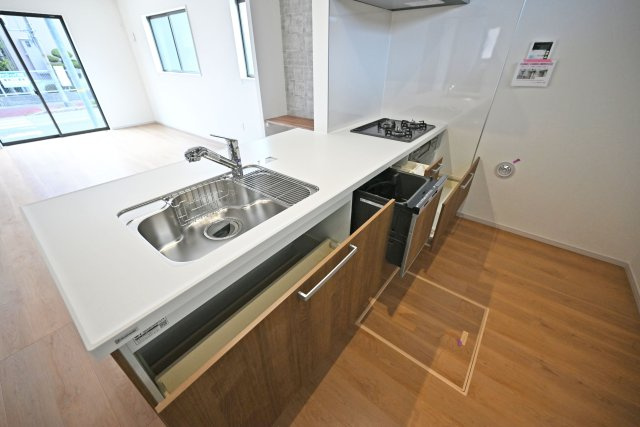テラシエ荻野3丁目新築一戸建て│4LDK+駐車駐輪のキッチン|キッチン天板下いっぱいに収納庫を設けてあります。シンクした収納庫にはナイフホルダーも標準搭載。食器洗い乾燥機や浄水器一体型水栓も標準仕様のユニットが導入されています。