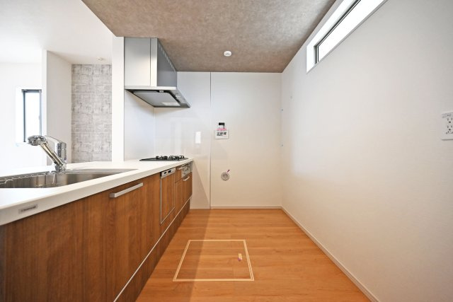 テラシエ荻野3丁目新築一戸建て│4LDK+駐車駐輪のキッチン|キッチン後ろのスペースも広く、ご入居後に設置するカップボードの幅も広がります。特にLDKが広い住宅の場合はカップボードなどのメインインテリアを大きくするとバランスが良くなります。