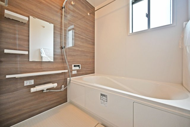 テラシエ荻野3丁目新築一戸建て│4LDK+駐車駐輪の浴室|1階浴室の内観写真です。浴室暖房乾燥機付きの1616サイズ、Housetec製のユニットバスを導入しました。