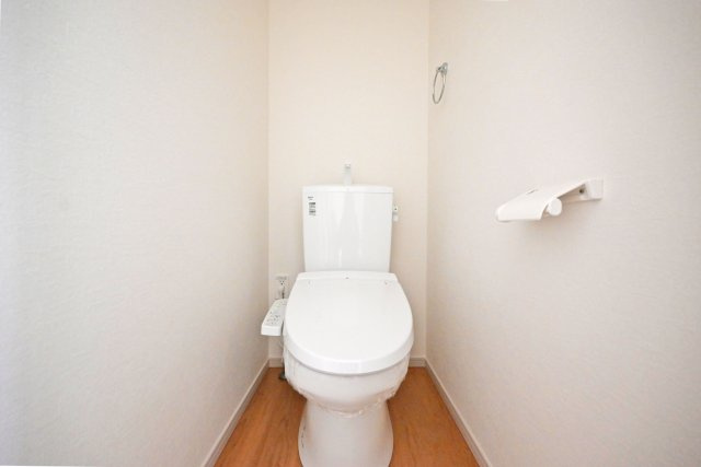 テラシエ荻野3丁目新築一戸建て│4LDK+駐車駐輪のトイレ|1・2階に1か所ずつウォッシュトイレを導入しています。