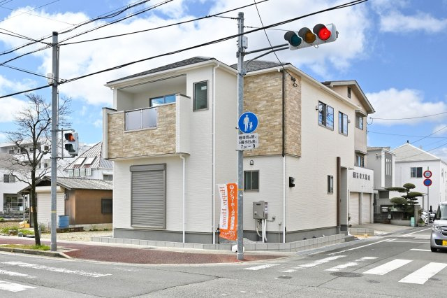 テラシエ荻野3丁目新築一戸建て│4LDK+駐車駐輪の外観|阪急「伊丹」駅バス15分、「荻野」バス停徒歩4分の立地、限定1区画の新築戸建が分譲開始致しました。角地のため開放感があり、採光通風ともに良好です。即日のご案内が可能です。