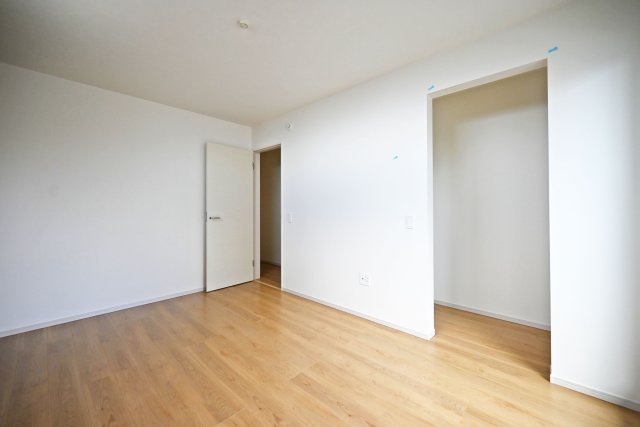 テラシエ荻野3丁目新築一戸建て│4LDK+駐車駐輪の収納|-主寝室(2F)- WICLを備えており、夫婦のプライベート用品をすっきり収納することが出来ます。