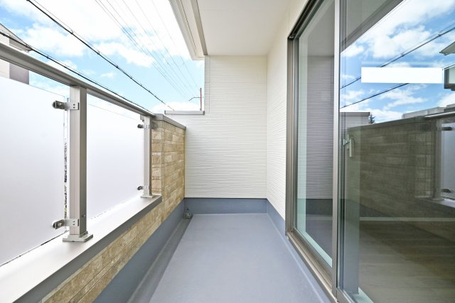 テラシエ荻野3丁目新築一戸建て│4LDK+駐車駐輪のバルコニー|2階バルコニーは奥行きがあってたくさんの洗濯物を干すことができ、陽光がたっぷりと室内に行き届きます。