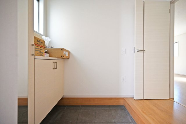 テラシエ荻野3丁目新築一戸建て│4LDK+駐車駐輪の玄関|1階玄関に入ってすぐの内観写真です。 上部まで収納があるシューズBOX付き。 毎日使う玄関回りも常に片付いた状態を維持できそうです。