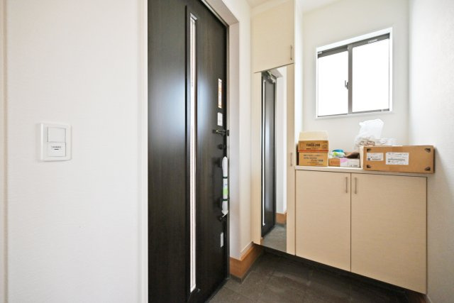 テラシエ荻野3丁目新築一戸建て│4LDK+駐車駐輪の玄関|シンプルな玄関扉にシューズボックス、小窓を配置したオーソドックスな玄関です。