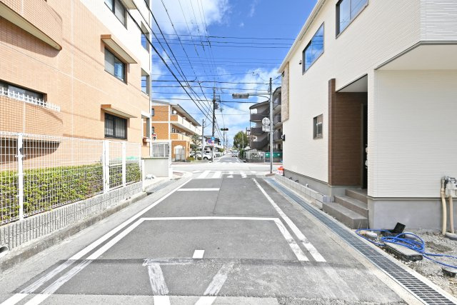 テラシエ荻野3丁目新築一戸建て│4LDK+駐車駐輪の前面道路含む現地写真|北側道路幅員は約6.0ｍ幅です。