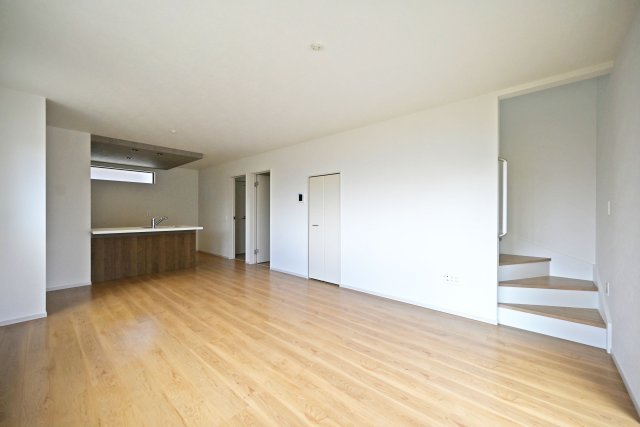 テラシエ荻野3丁目新築一戸建て│4LDK+駐車駐輪の居間・リビング|対面式キッチンやリビング階段で家族同士のつながりを感じやすい設計を基調としています。キッチンに折下天井を設けるなどデザイン性を向上させた内観に仕上がりました。