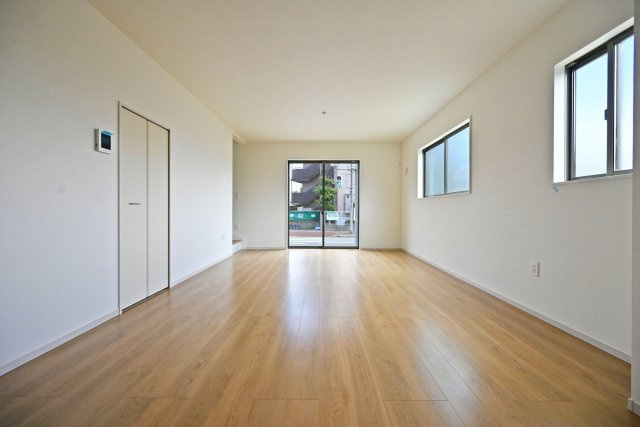 テラシエ荻野3丁目新築一戸建て│4LDK+駐車駐輪の居間・リビング|1階LDKをキッチン側から正面に撮影した内観写真です。奥行きがある縦長リビングなので、収納や家具の配置、インテリアコーディネートがしやすいです。