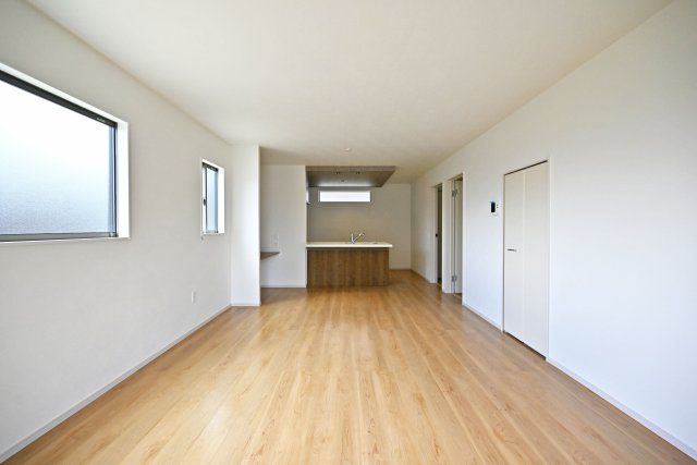 テラシエ荻野3丁目新築一戸建て│4LDK+駐車駐輪の居間・リビング|1階LDKをリビング側から正面に撮影した内観写真です。ナチュラルテイストな内装はどんな家具も合わせやすく、お好みのインテリアコーディネートをお楽しみいただけます。