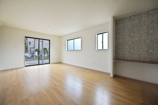 テラシエ荻野3丁目新築一戸建て│4LDK+駐車駐輪の居間・リビング|入ってすぐのリビングの印象は、「広く落ち着いた空間」です。スタディーコーナーにアクセントクロスを設けるなどLDKに一工夫加えています。