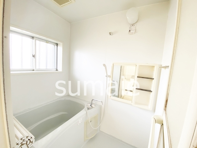 サンユーハイツの浴室|★お風呂に窓がついてます★