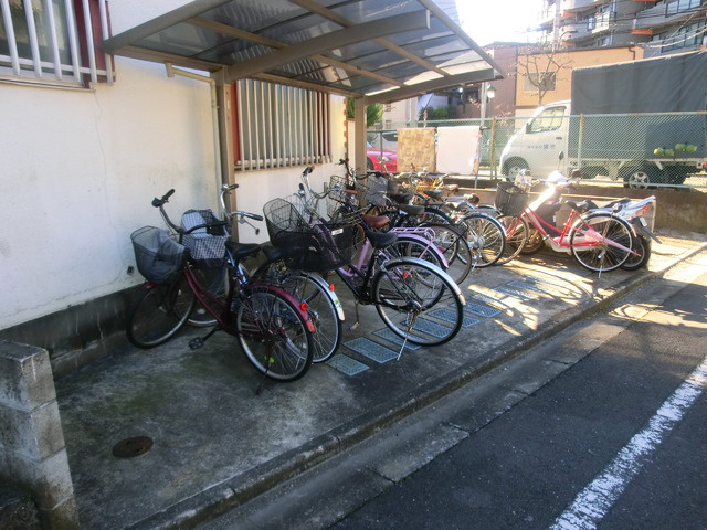 サンユーハイツのエントランス|自転車置場あります♪