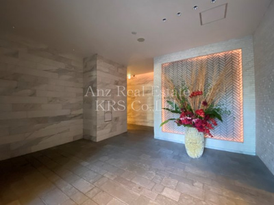 【ロビー】 | レジュールアッシュウエストレジス | ホテルのようなロビー♪綺麗で大きな花が飾られています♪