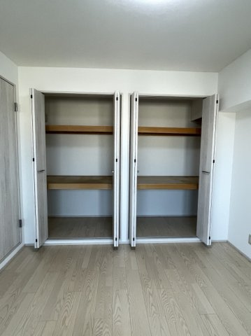 なぎさニュータウン1号棟の収納|洋室6.09帖クローゼット