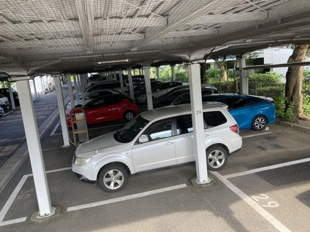 なぎさニュータウン1号棟の駐車場