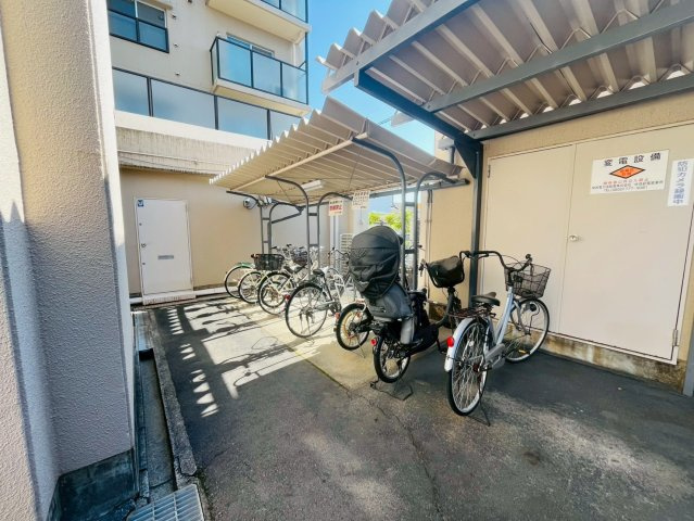 コスモ丹波橋の駐車場