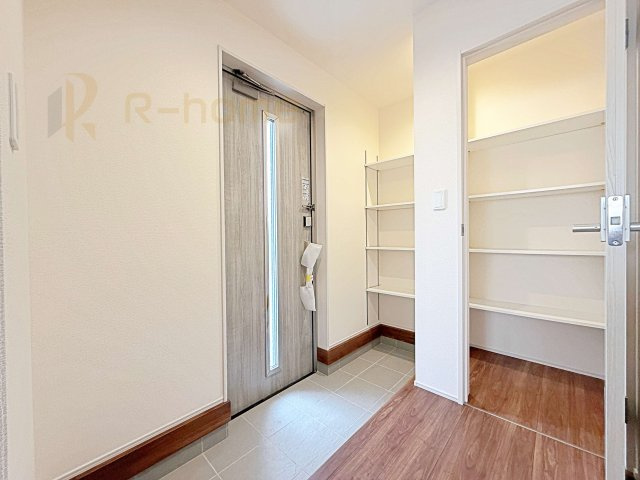 小美玉市納場第5　新築戸建て　1号棟の玄関|玄関には便利なシューズインクローゼットを設置。アウトドア用品やベビーカーなどの収納に役立ちますね♪