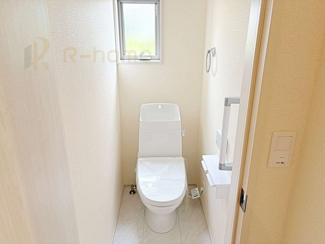 小美玉市納場第5　新築戸建て　1号棟のトイレ|小窓が付いた明るいトイレ♪
温水洗浄便座付きです。