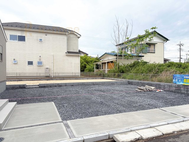 小美玉市納場第5　新築戸建て　1号棟の駐車場|カースペースは2台お停めいただけます♪広いお庭には便利な立水栓付き！