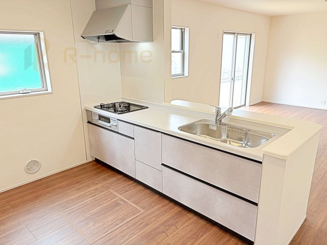 小美玉市納場第5　新築戸建て　1号棟のキッチン|料理をしながら家族とコミュニケーションが取れる対面式システムキッチン。