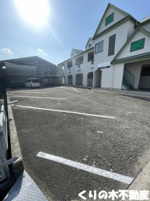 【駐車場】 | シェブー喜田村 | 駐車場があるので、車を買う予定の方も安心です