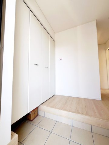 クレイドルガーデン和歌山市中之島　第３　新築一戸建の玄関