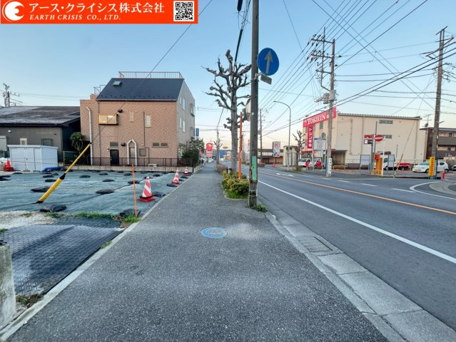 【前面道路含む現地写真】 | 船橋市芝山5丁目 | 新しい家が増えても、空の広さはそのまま。春には桜、夏には青空、秋にはやわらかな光。季節ごとに表情を変える街で、長く暮らせる安心を。