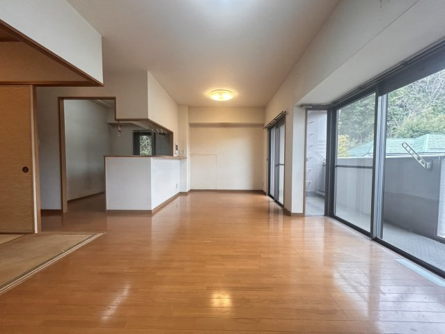 ろうきん鈴蘭台東コーポの居間・リビング|※リフォーム前の室内です。
