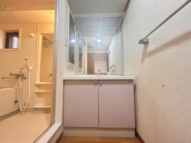 ろうきん鈴蘭台東コーポの独立洗面台|※リフォーム前です。