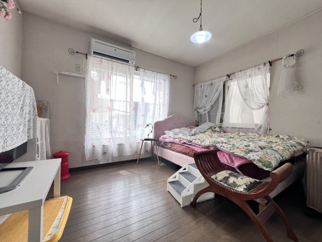 久世南垣内の洋室|ゆったりした8帖の洋室ですバルコニーに出ることができます。