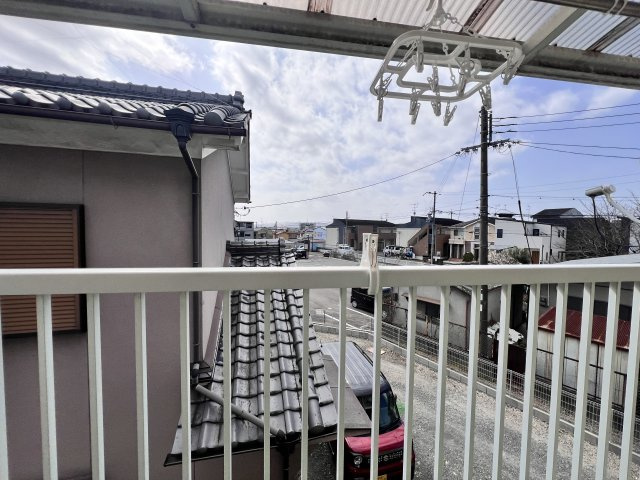 久世南垣内のバルコニー|外からの目が気にならないバルコニーで洗濯物が干せます